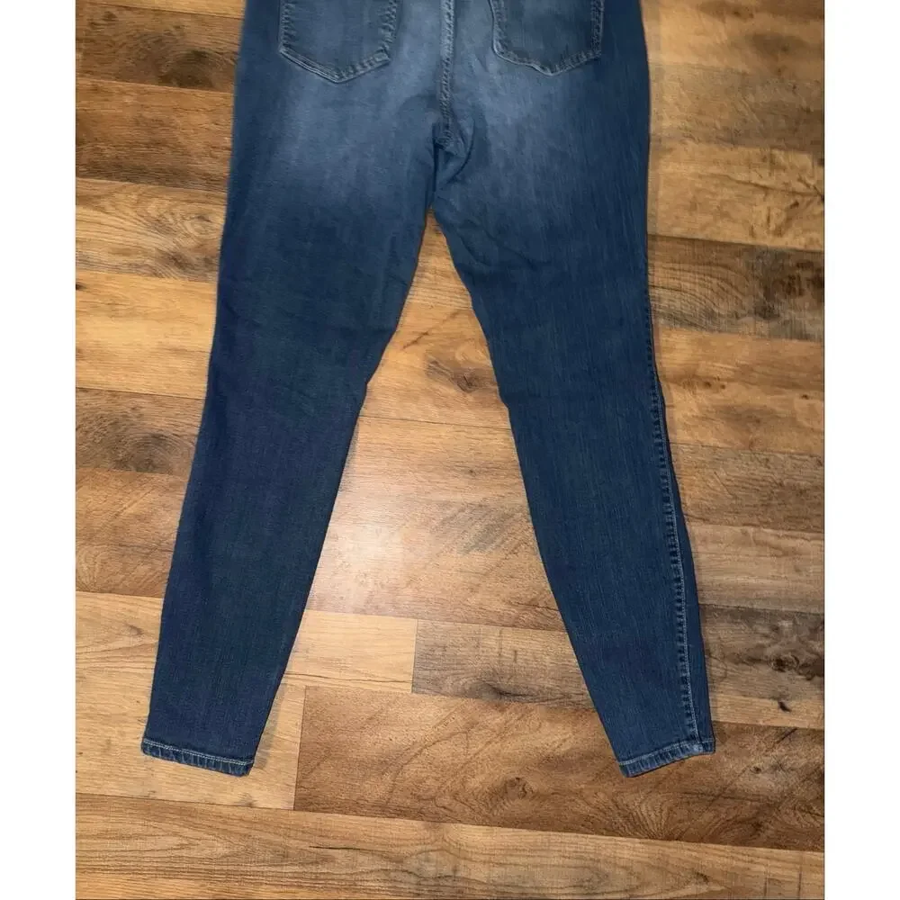 Torrid women’s skinny jeans withunique double-zipper pockets on the front - Picture 16 of 16